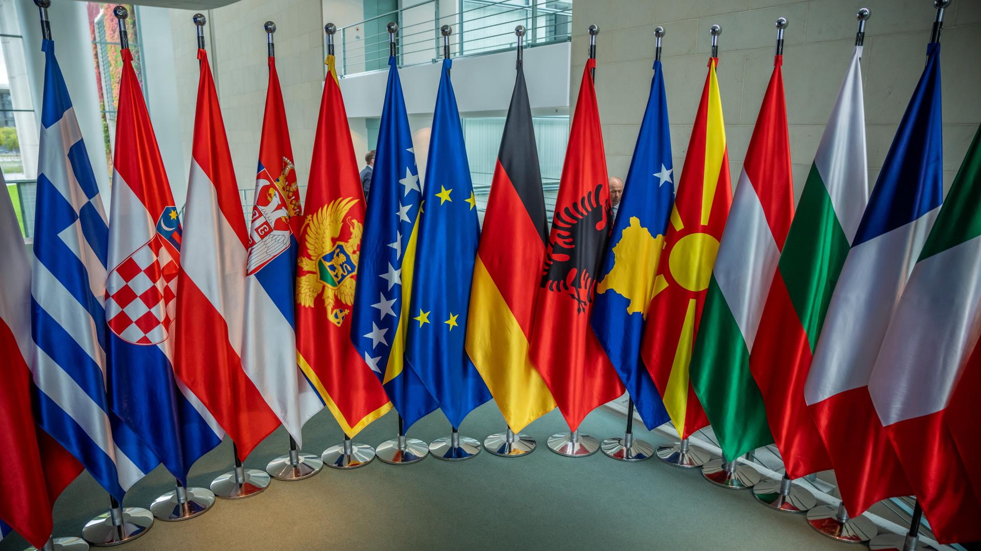 Flaggen der Europäischen Union und Ländern des westlichen Balkans | dpa