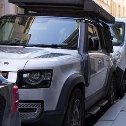 Geparkter SUV in einer Pariser Straße..