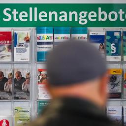 Flyer werden auf einer Tafel mit der Überschrift „Aktuelle Stellenangebote“ im Jobcenter Berlin Mitte angeboten.