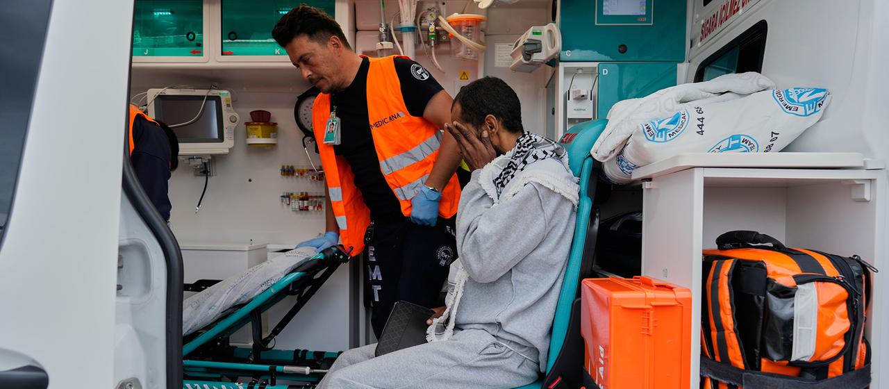 Ein Gaza-Aktivist sitzt in einem Rettungswagen.