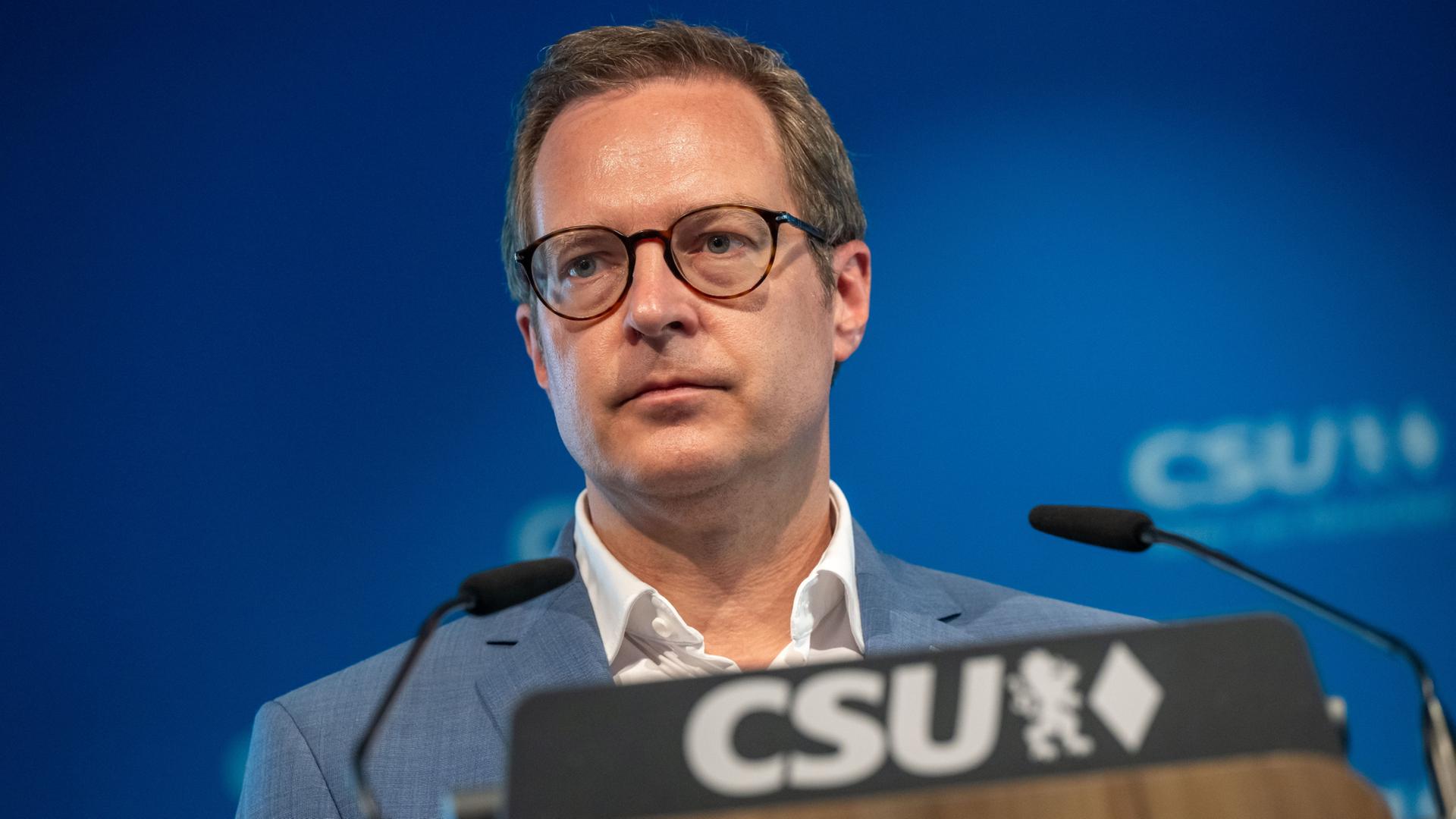 Martin Huber währende einer Pressekonferenz in der CSU-Parteizentrale in München (Archiv) | dpa