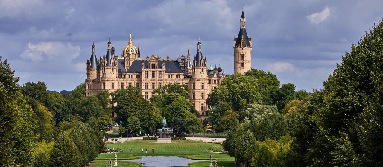 Blick auf das Schweriner Schloss und den Schlosspark.