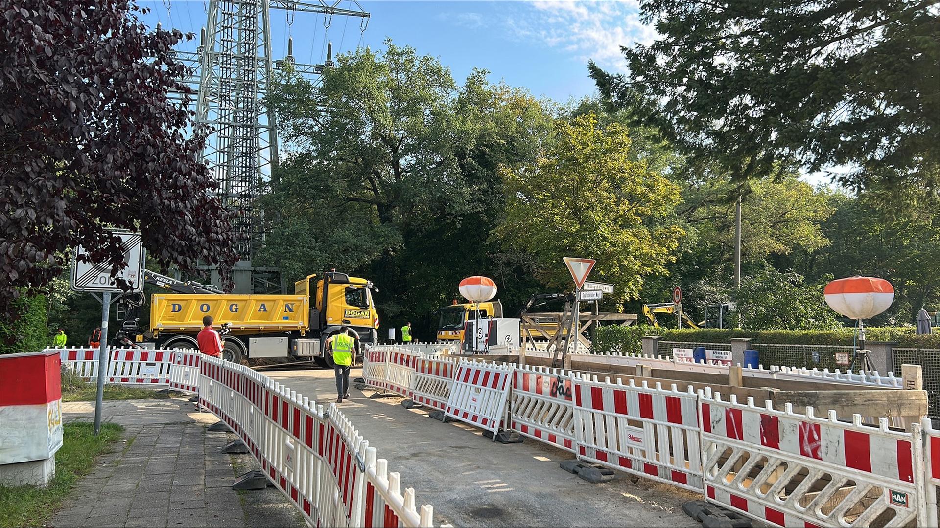 n der Nacht zum 10.09.2025 wurden nach einem Stromausfall im Berliner Südosten Baugruben ausgehoben, um am Mittwoch Kabelarbeiten durchzuführen zu können. (Quelle: rbb/Kerstin Breinig) | rbb/Kerstin Breinig