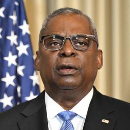Lloyd Austin gibt auf dem Luftwaffenstützpunkt Ramstein im Südwesten Deutschlands eine Erklärung zum Abschluss eines persönlichen Treffens der Verteidigungskontaktgruppe der Ukraine ab.