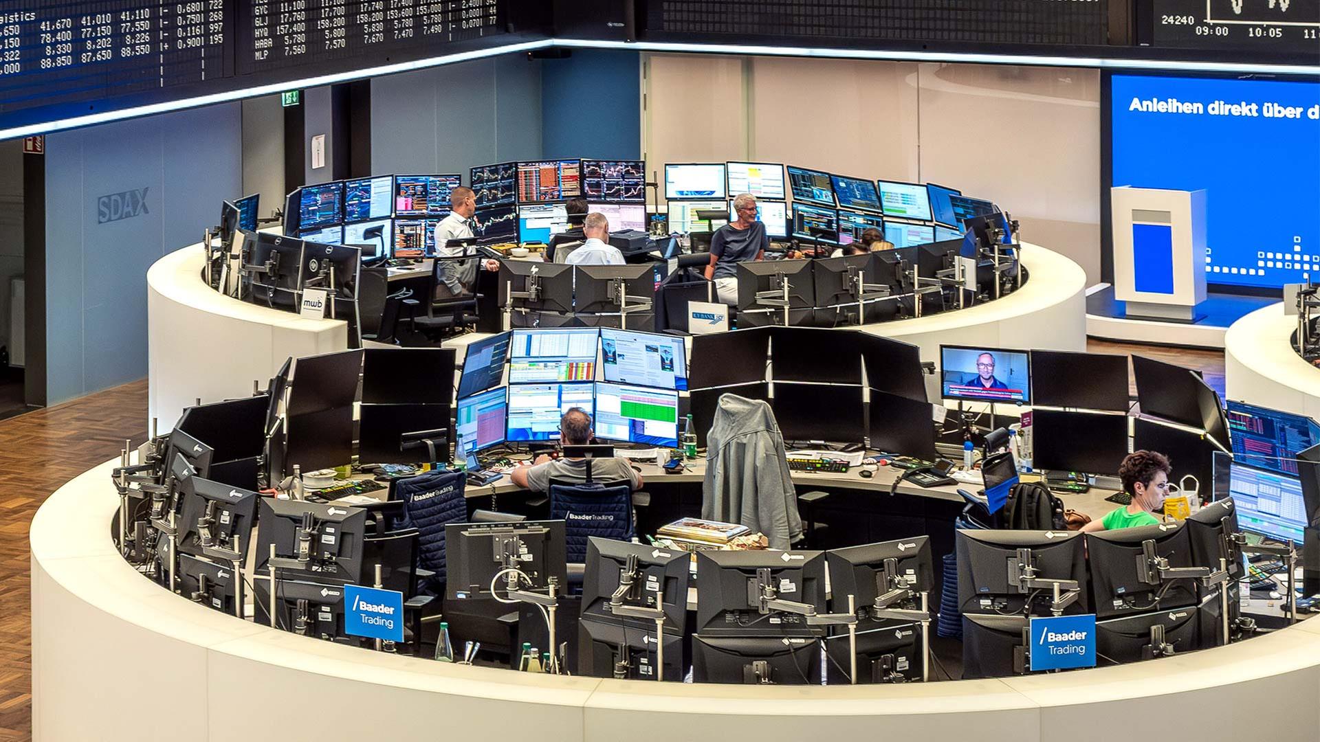 Börsenhändler an der Frankfurter Börse. | picture alliance / Caro