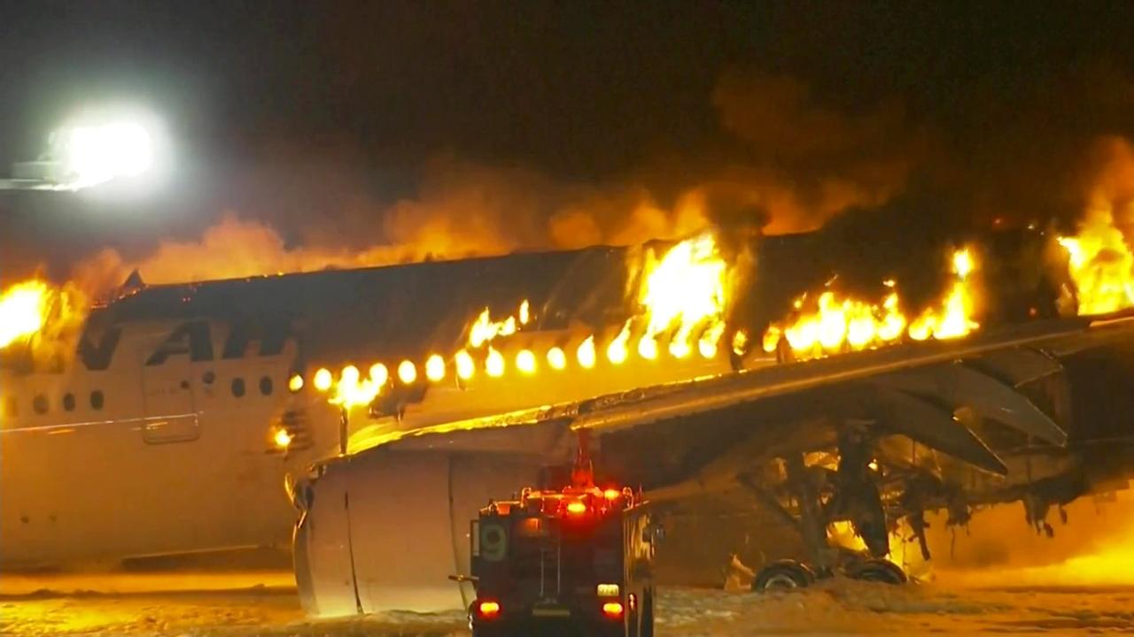 Passagierflugzeug fängt Feuer bei Landung auf Flughafen von Tokio