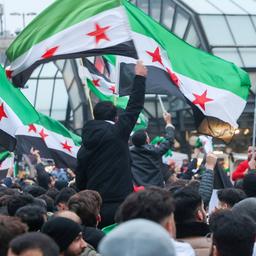 Feiernde Menschen mit syrischen Fahnen in Hamburg