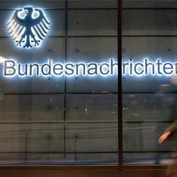 Bundesadler und Schriftzug am Gebäude des Bundesnachrichtendienstes.