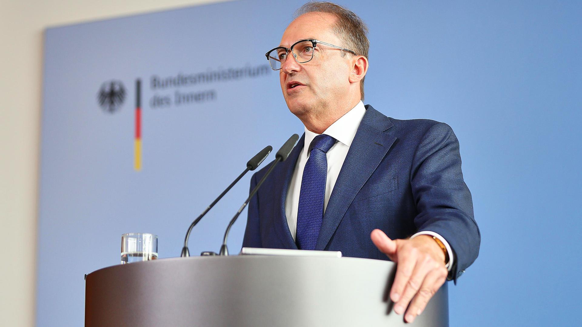 Innenminister Dobrindt: Verdacht auf Anschlagspläne nach Waffenfund nahe Berlin