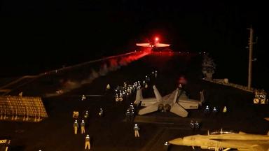 Ein US-Militärjet hebt ab zur Attacke auf Stellungen der Huthi im Jemen. (US Central Command via X)