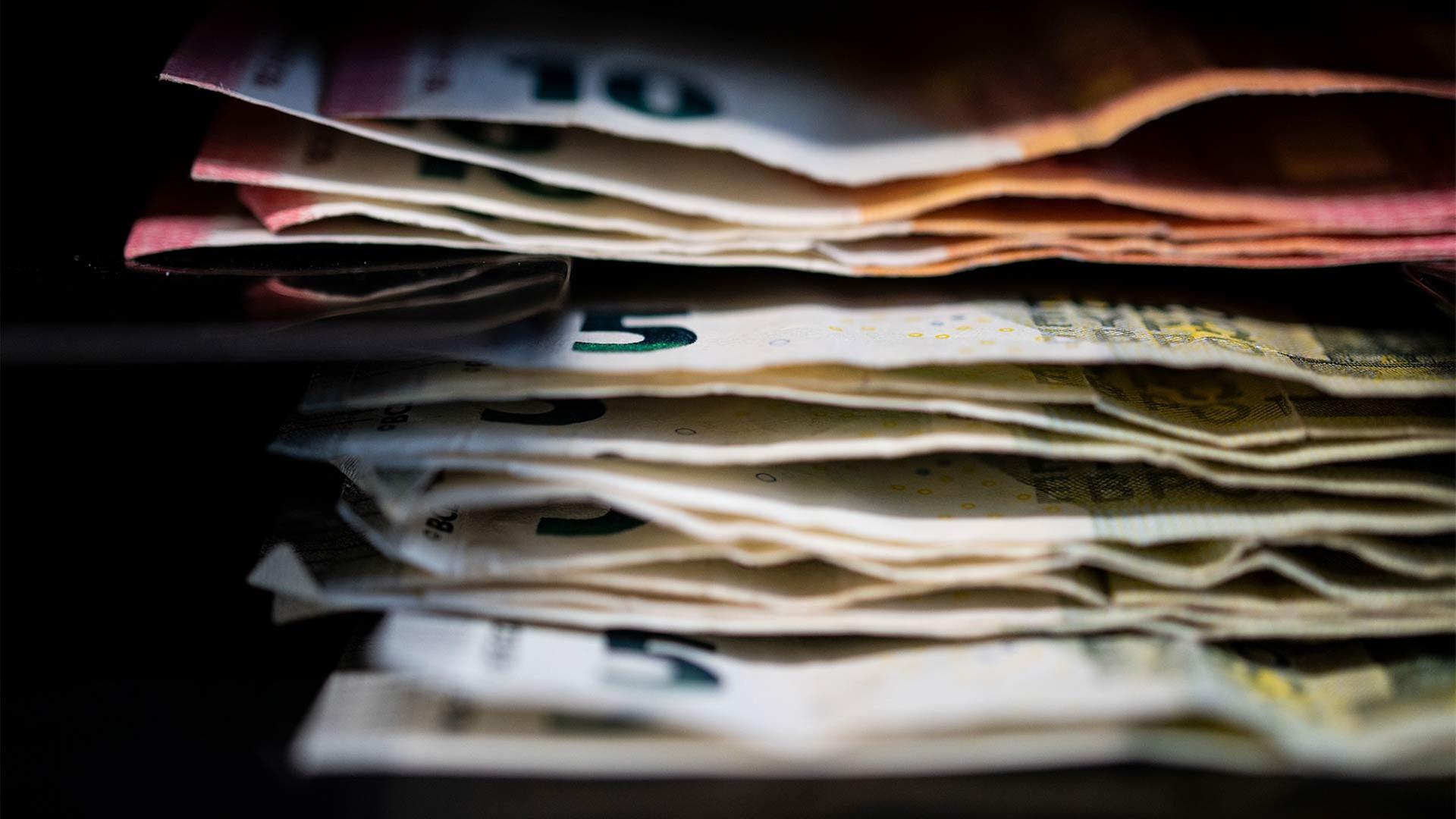 Ein Stapel Euroscheine.