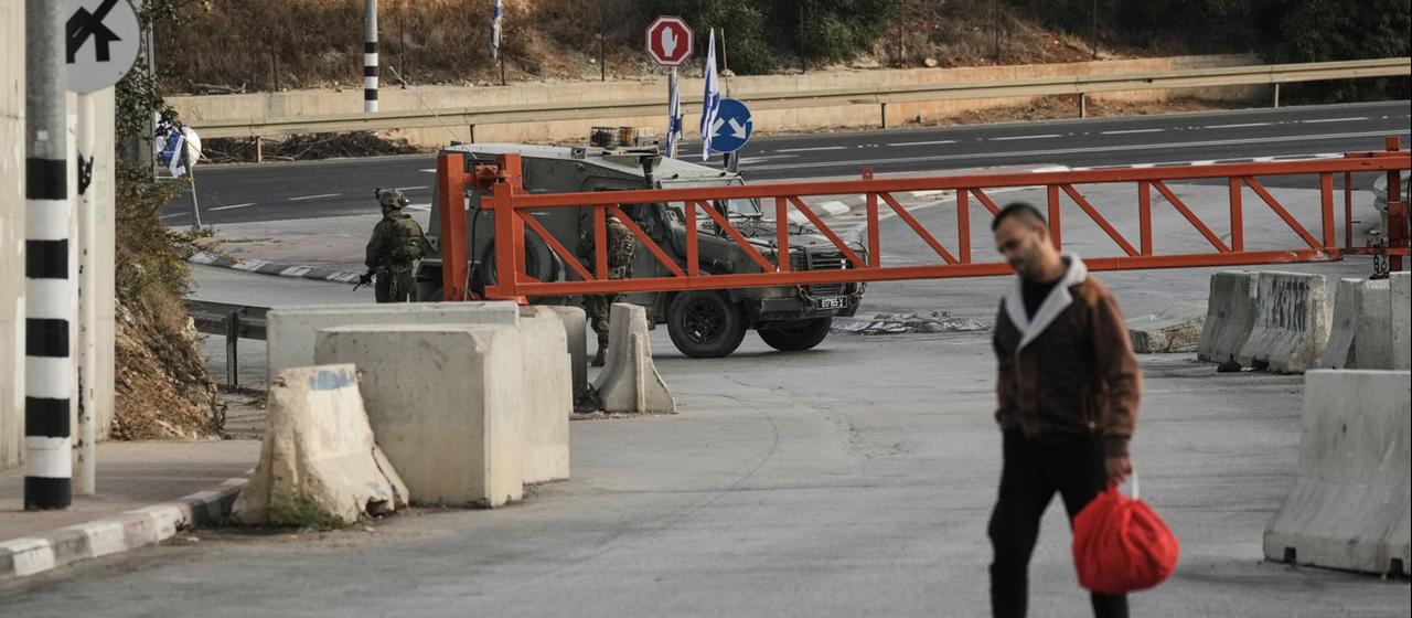 Palästinenser passieren zu Fuß ein für Fahrzeuge gesperrtes Militärtor während einer Operation der israelischen Armee im besetzten Westjordanland.