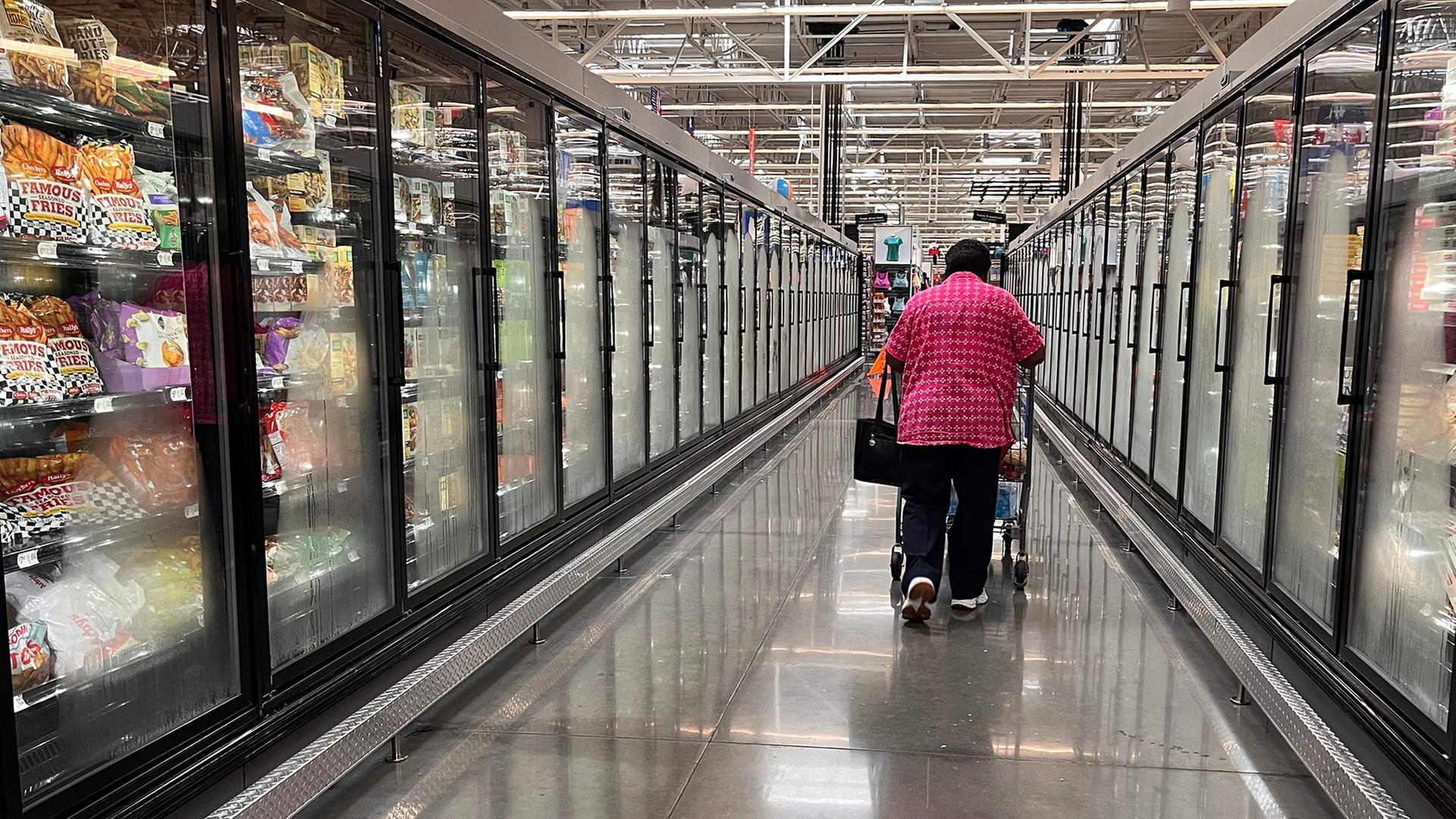 Eine Frau geht durch einen Gang eines Supermarkts in Houston (Texas, USA). | AFP