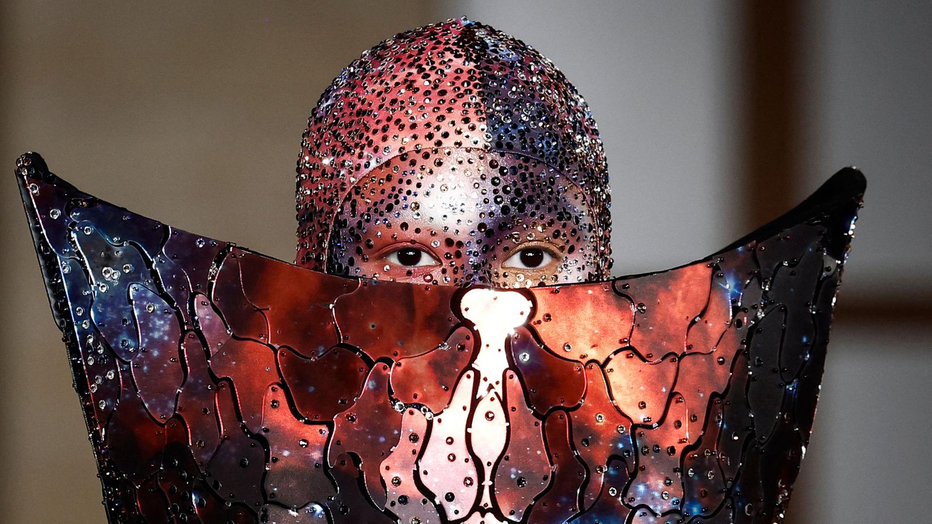 Ein Model prÃ¤sentiert eine Kreation von Gaurav Gupta im Rahmen der Pariser Haute Couture Fashion Week. | AFP