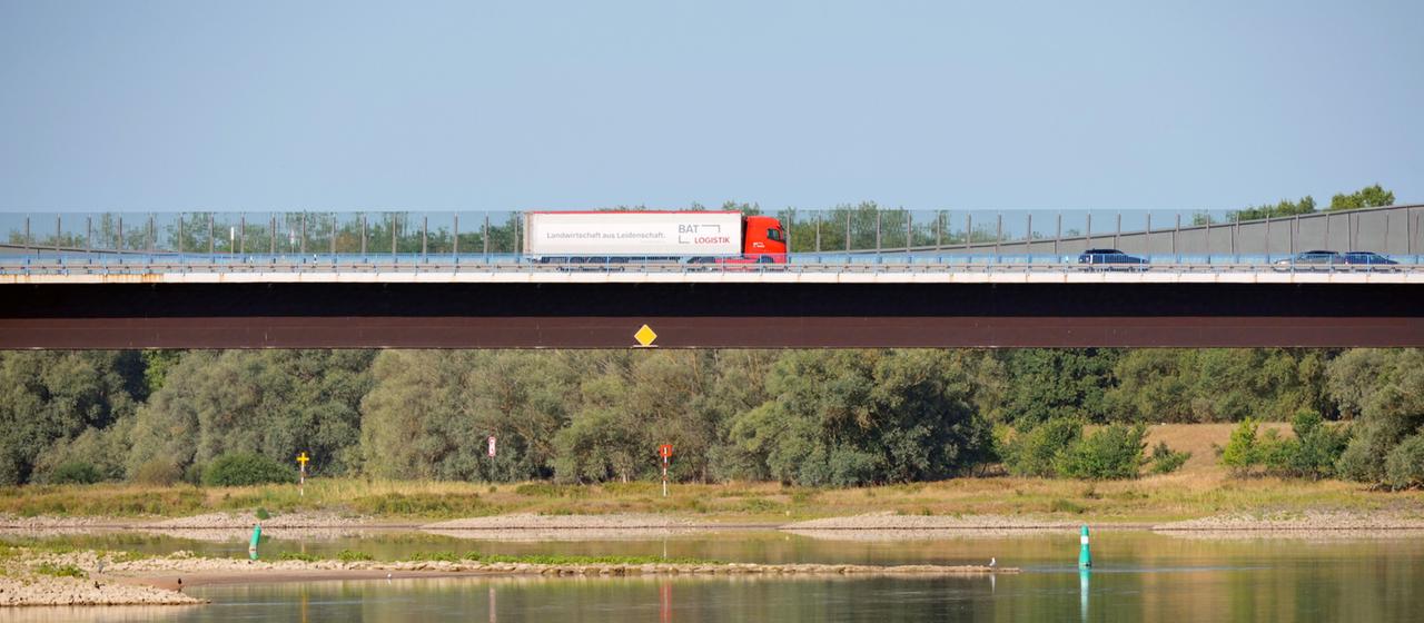 Ein Lkw fährt am Morgen über die Elbbrücke, die mit der Bundesstraße B 189 die Länder Brandenburg und Sachsen-Anhalt verbindet.