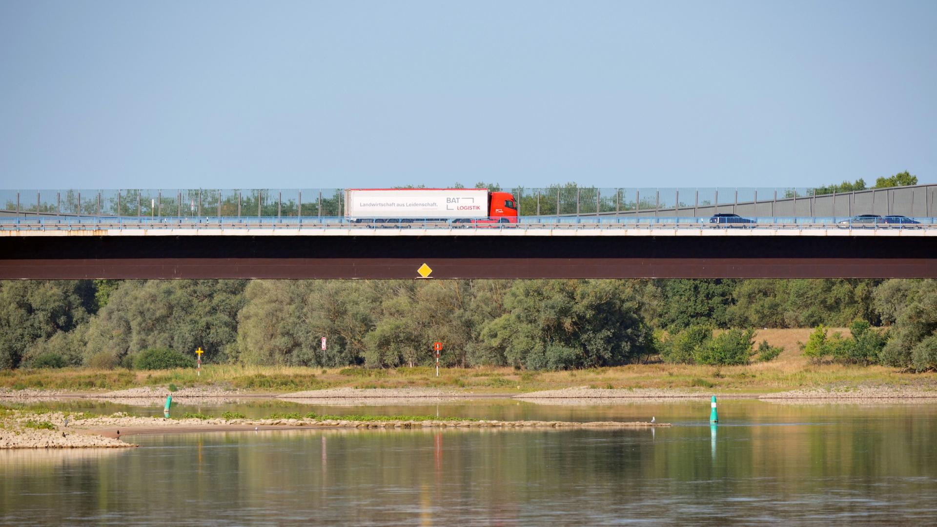 Ein Lkw fÃ¤hrt am Morgen Ã¼ber die ElbbrÃ¼cke, die mit der BundesstraÃe B 189 die LÃ¤nder Brandenburg und Sachsen-Anhalt verbindet. | Soeren Stache/dpa