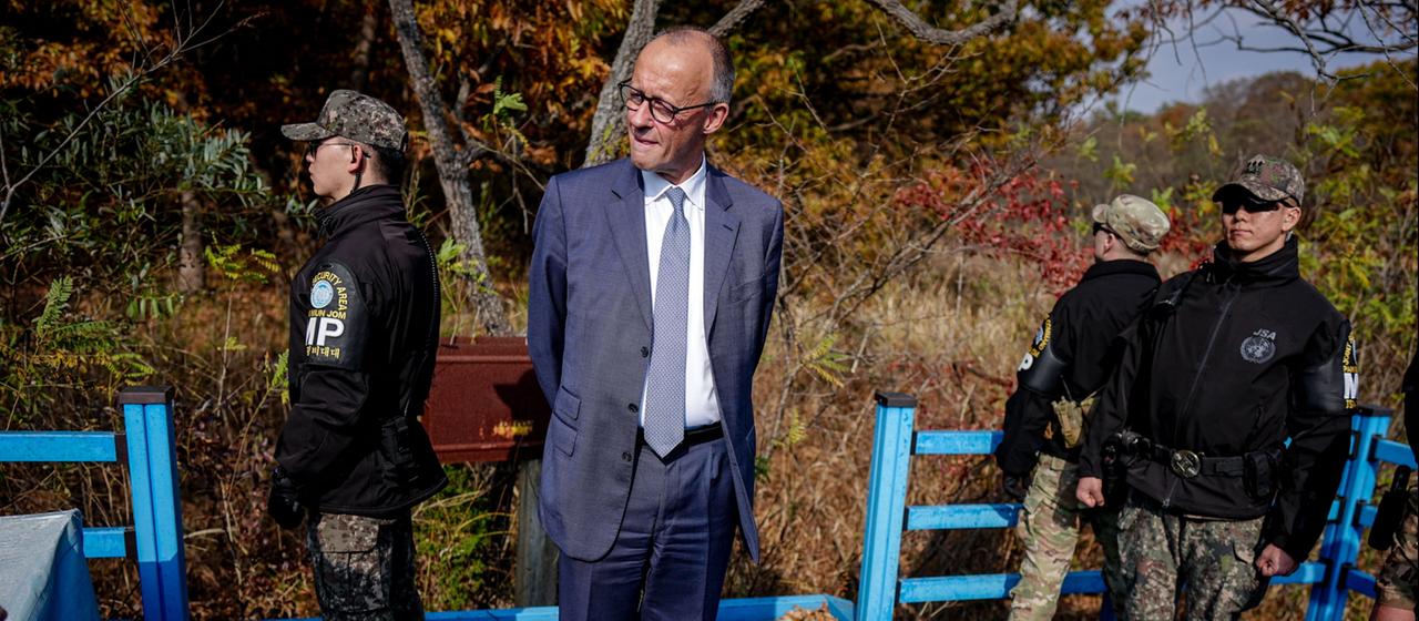 Bundeskanzler Friedrich Merz (CDU) steht auf der Blue Bridge in der Demilitarisierten Zone an der Grenze zu Nordkorea.