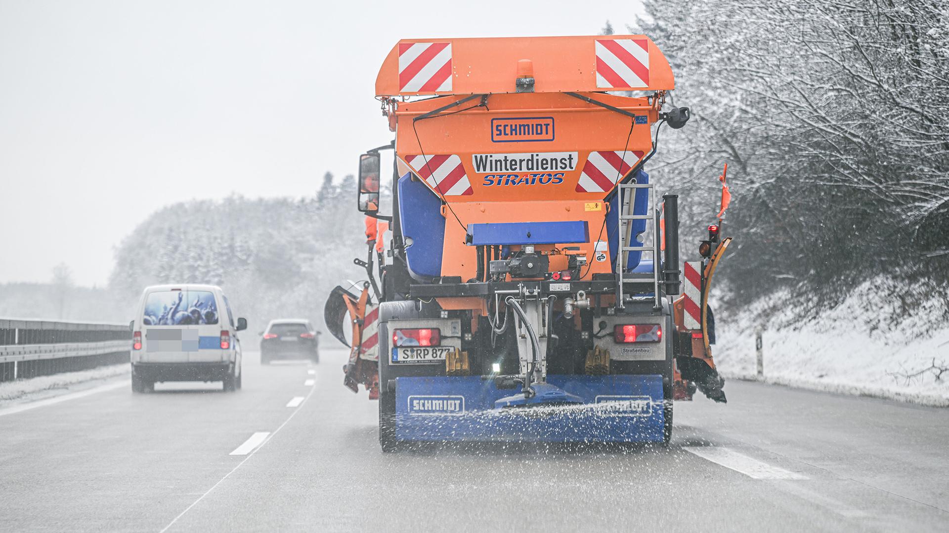 Ein Winterdienst-Fahrzeug streut auf der Autobahn 7 bei Aalen. | dpa