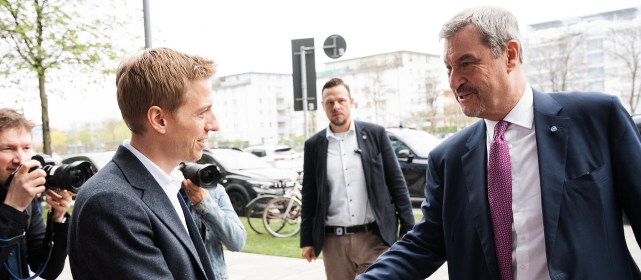 Dominik Krause und Markus Söder geben sich die Hände.