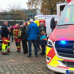 Ein Einsatzfahrzeug des Rettungsdienstes steht in der Fußgängerzone von Neumünster bei einer Aktion für Nachwuchsbewerbung.
