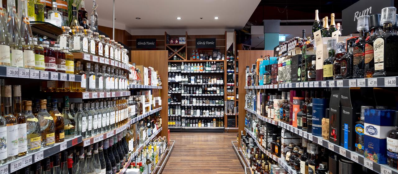 Regale mit Spirituosen sind in einem Supermarkt zu sehen.
