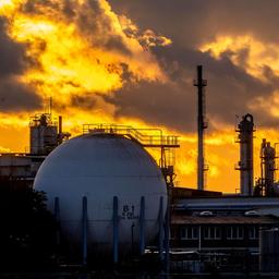 Schornsteine und Gastanks im BASF-Chemiewerk in Ludwigshafen
