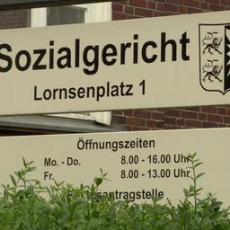 Ein Schild weißt auf das an dieser Stelle befindliche Sozialgericht hin