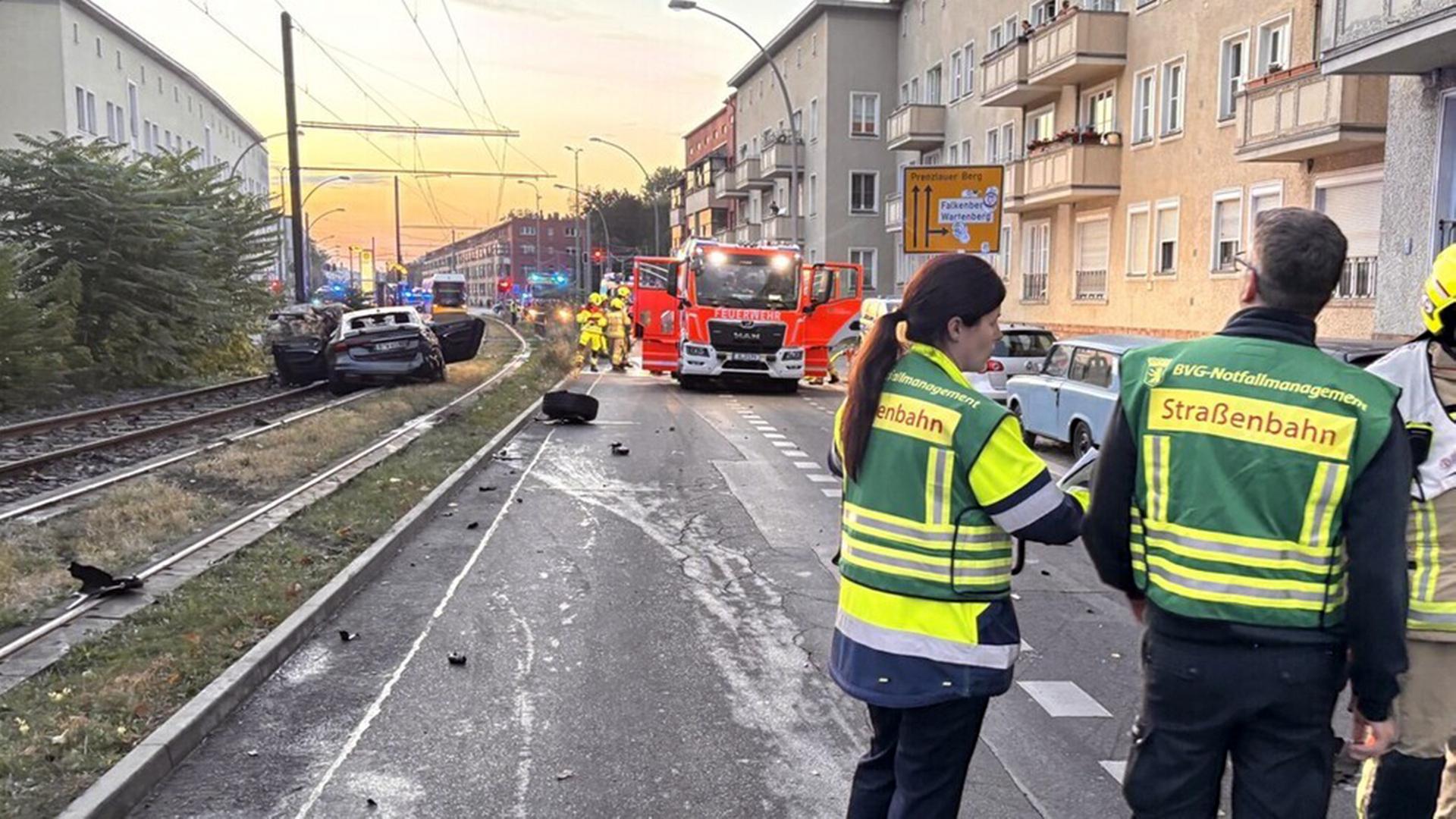 Autounfall in Belrin. (Quelle: Feuerwehr Berlin) | Feuerwehr Berlin