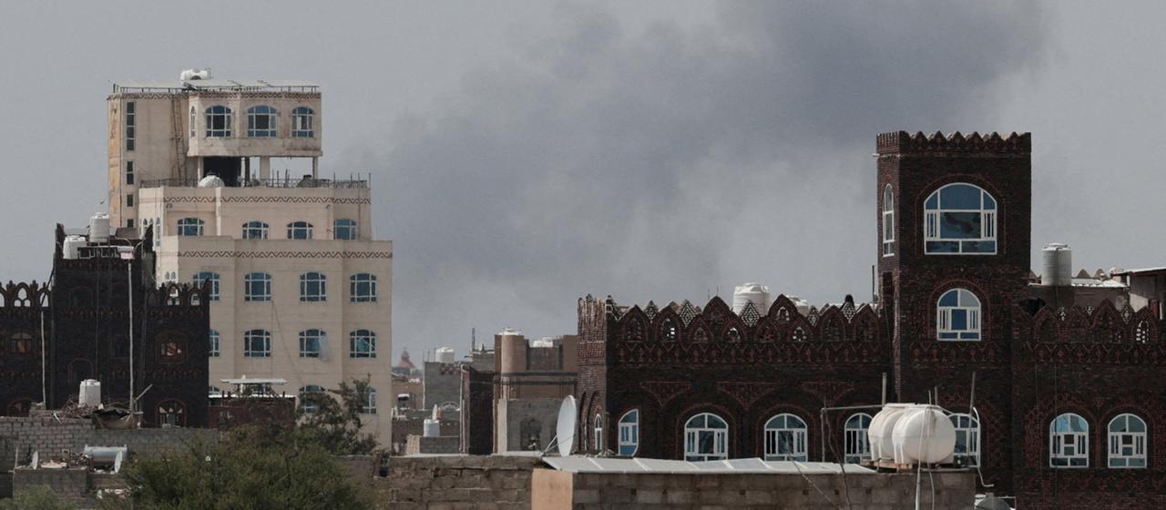 Rauch steigt nach einem Luftangriff in Sanaa auf.