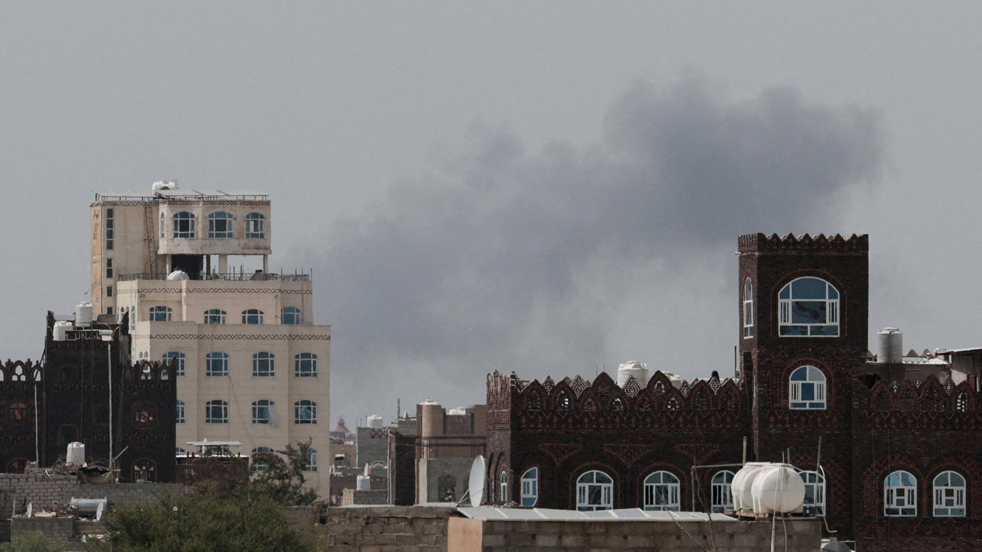 Rauch steigt nach einem Luftangriff in Sanaa auf. | REUTERS