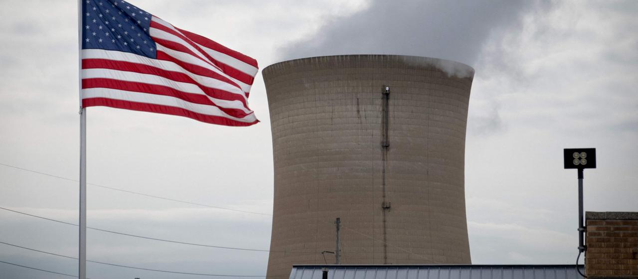 Eine US-Flagge weht neben einem Kohlekraftwerk in Michigan City, Indiana.