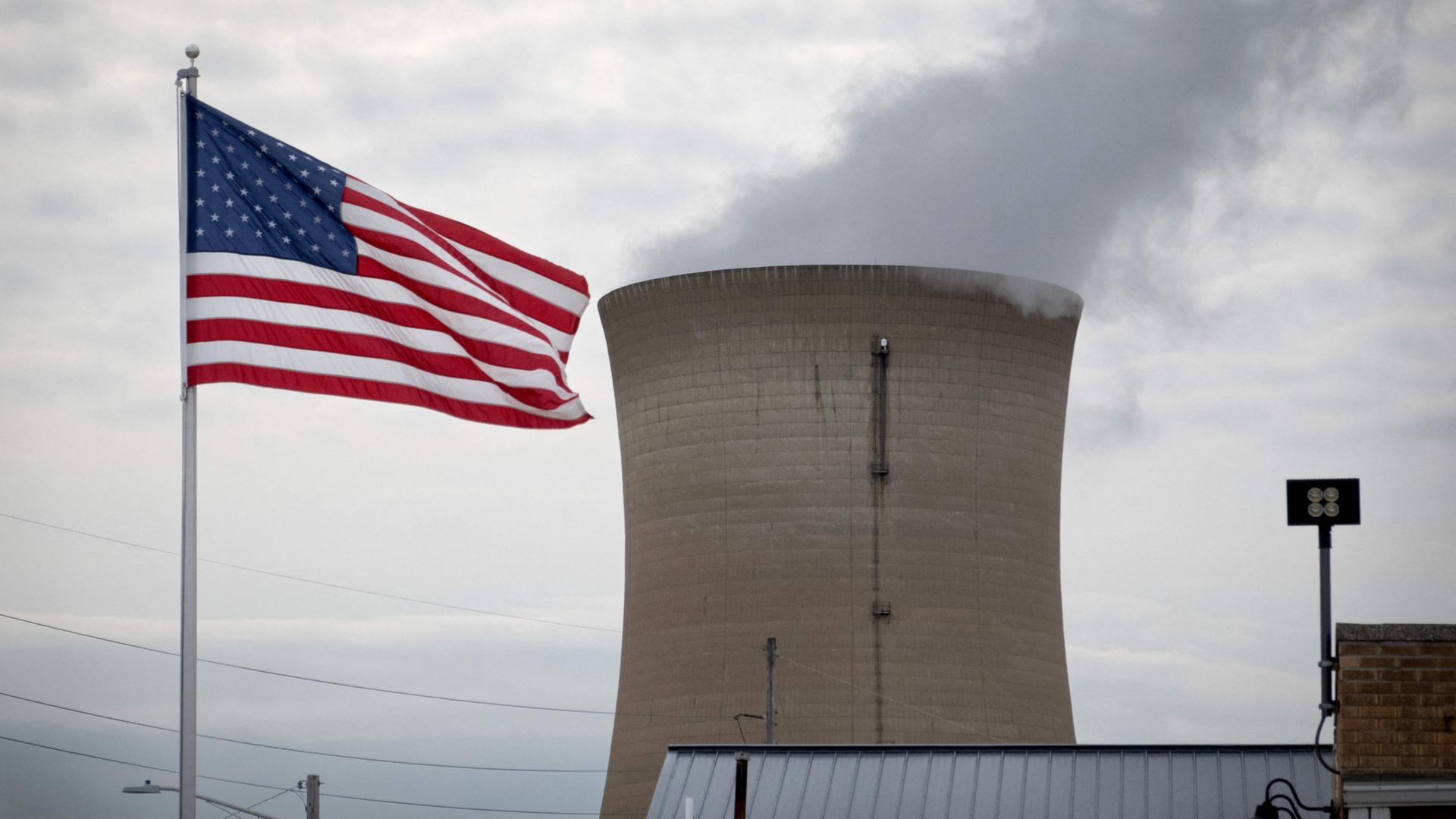 Eine US-Flagge weht neben einem Kohlekraftwerk in Michigan City, Indiana. | Getty Images via AFP