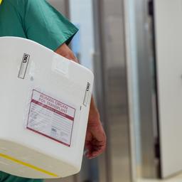 Ein Styropor-Behälter zum Transport von zur Transplantation vorgesehenen Organen wird am eines OP-Saales vorbei getragen. (Archivbild)