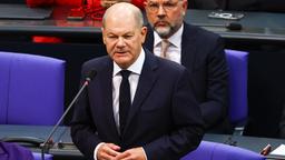 Bundeskanzler Olaf Scholz spricht während einer Bundestagsdebatte im Oktober 2024.