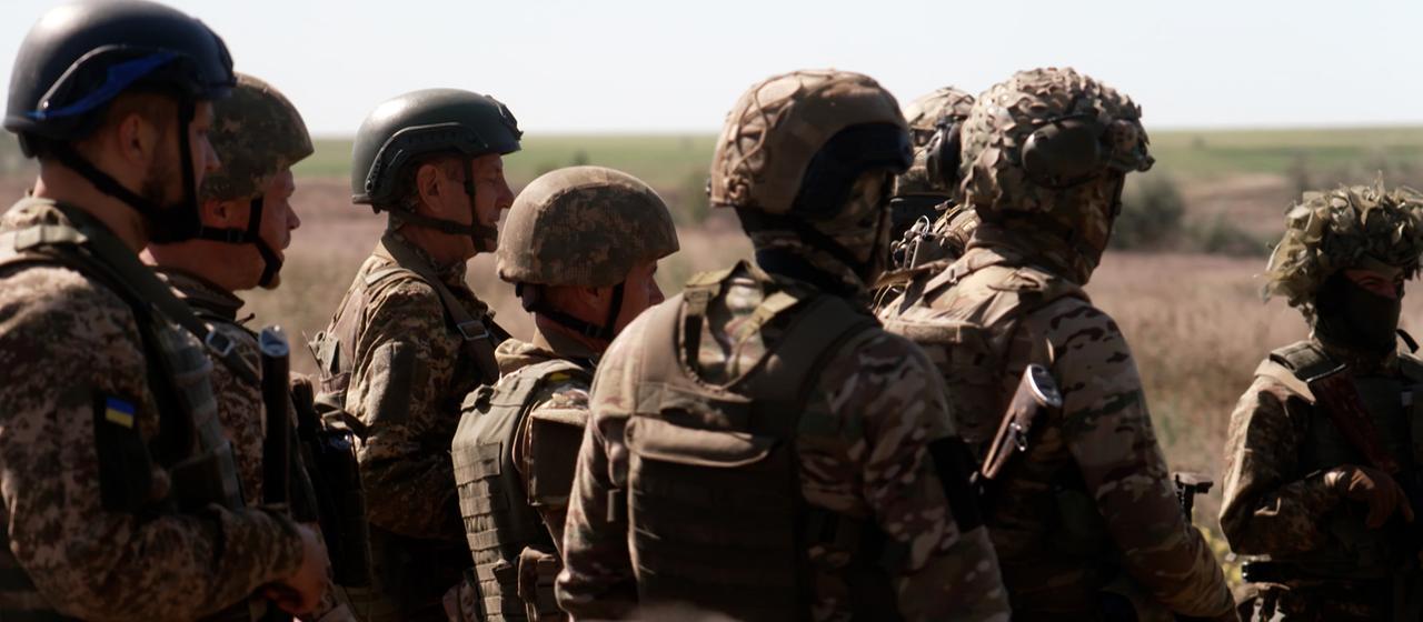 Soldaten stehen bei einem Training in einer Gruppe zusammen. | Andrii Shvets Soldaten stehen bei einem Training in einer Gruppe zusammen.