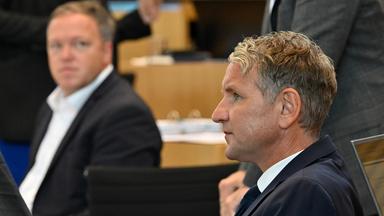Björn Höcke (AfD) und Mario Voigt (CDU), Fraktionsvorsitzende ihrer Parteien, im Plenarsaal des Thüringer Landtags.