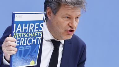 Bundeswirtschaftsminister Robert Habeck mit dem Jahreswirtschaftsbericht