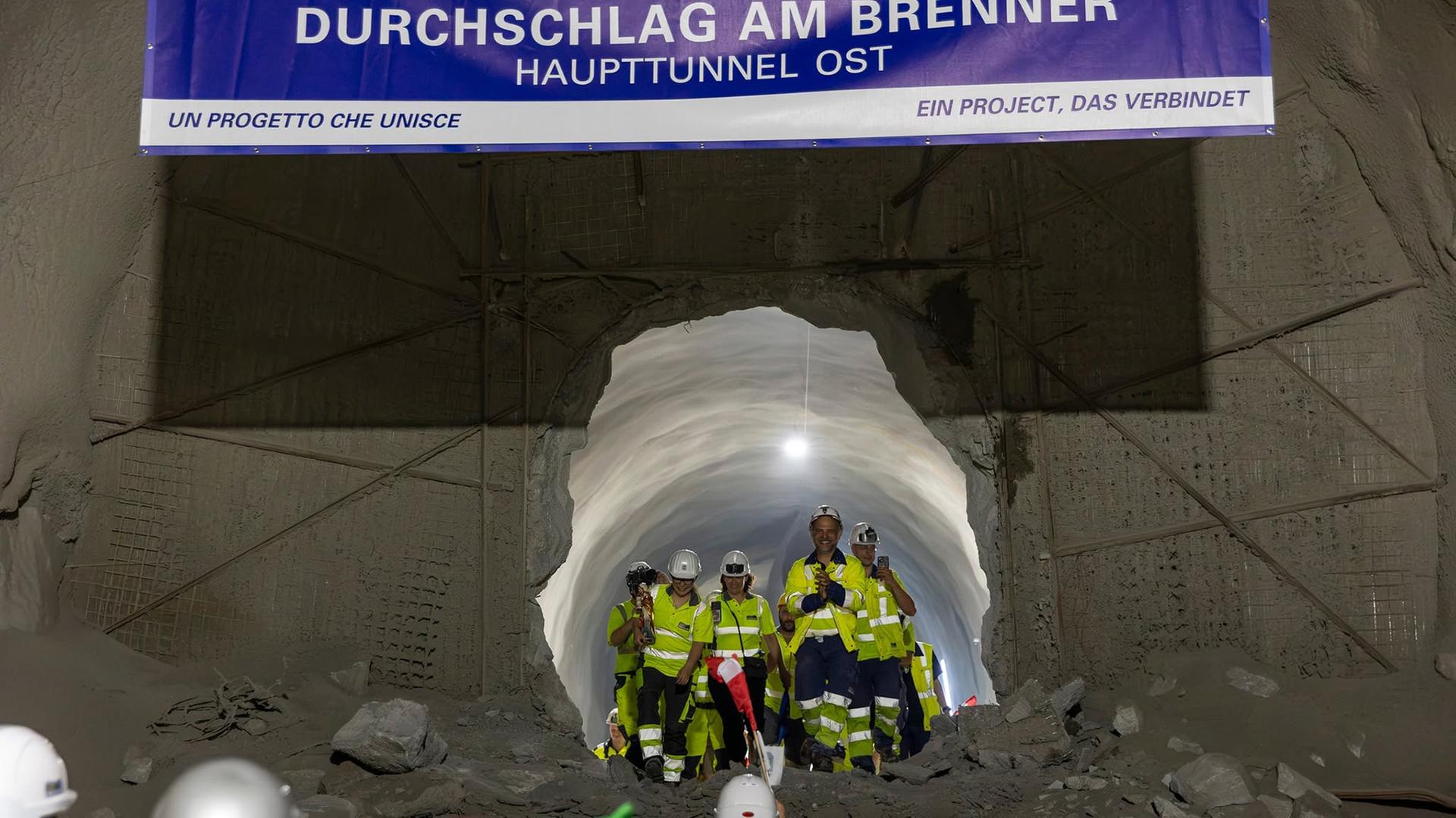 Arbeiter feiern den Durchbruch am Brennerbasistunnel. | LPA/Ressort Infrastrukturen und Mobilität/BBT SE