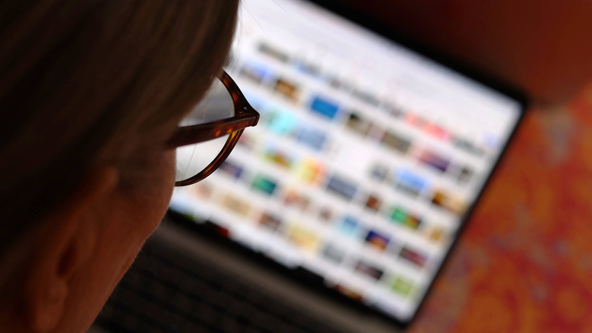 Ein Frau betrachtet eine Ergebnisseite einer Suchmaschine.