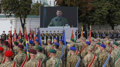 Der ukrainische Präsident Selenskyj richtet sich in einer Videobotschaft an ukrainische Soldaten in Kiew