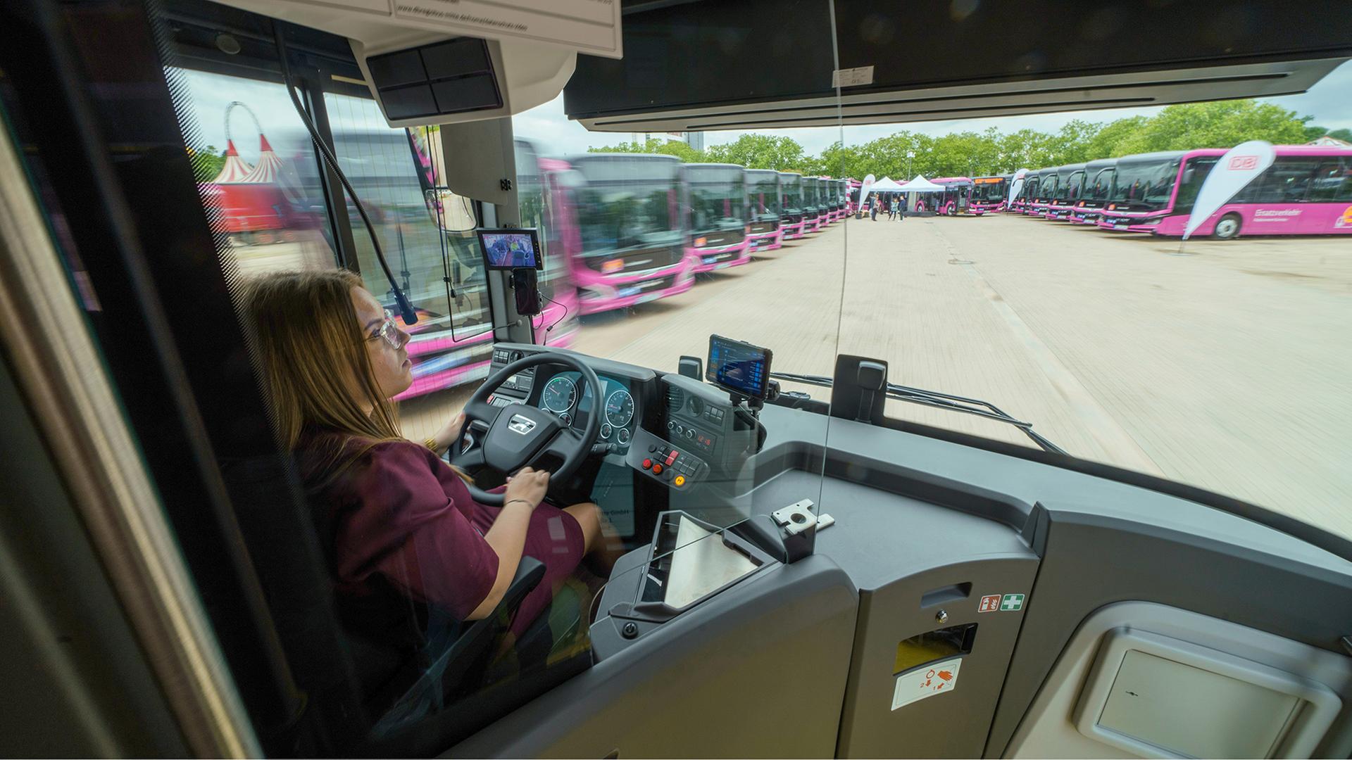 Eine busfahrerin fährt einen DB-Bus von MAN. | dpa