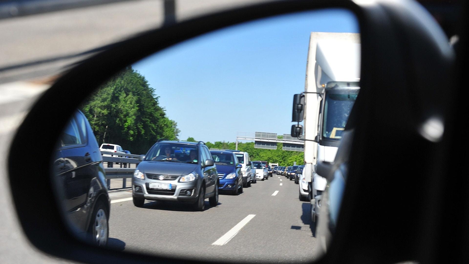 Lkw schiebt Kleinwagen vor sich her: Kurioser Vorfall sorgt für Stau auf der A81