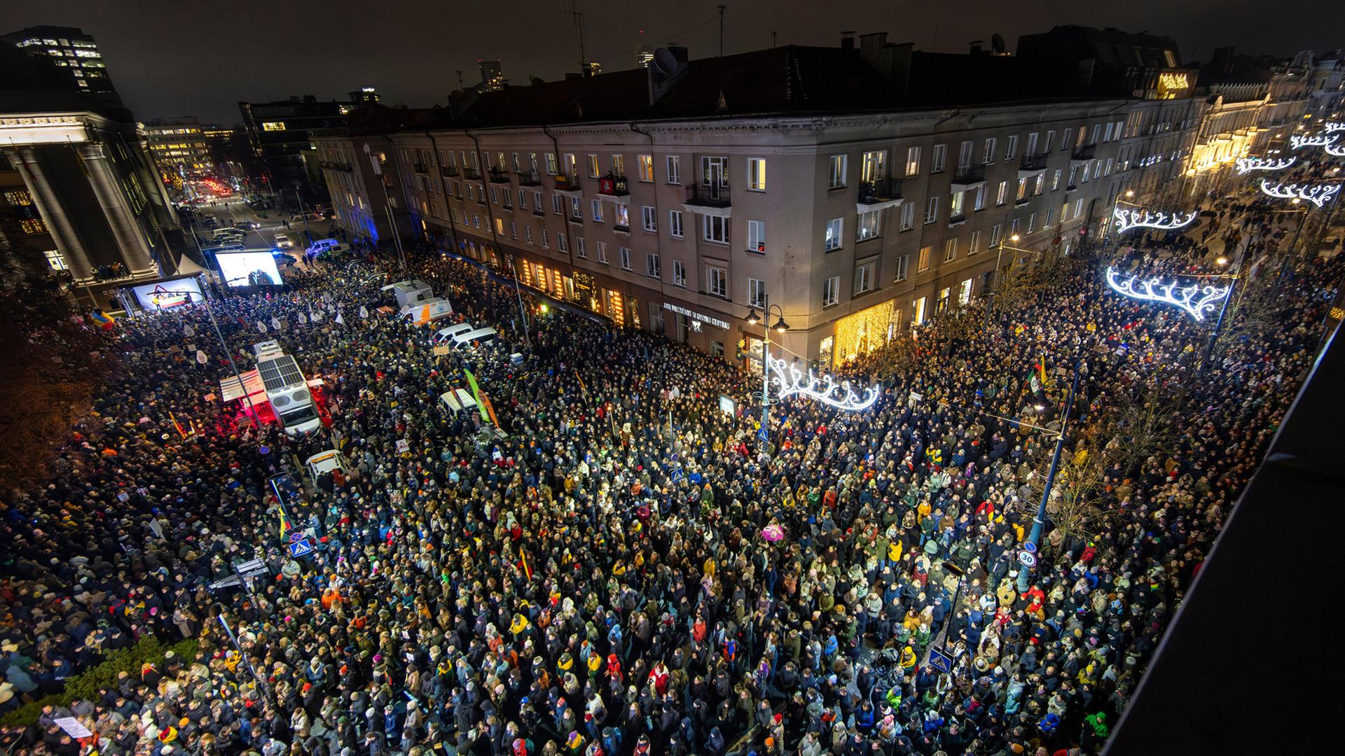 Menschen protestieren auf dem Unabh�ngigkeitsplatz vor dem Parlamentspalast in Vilnius, Litauen. | dpa