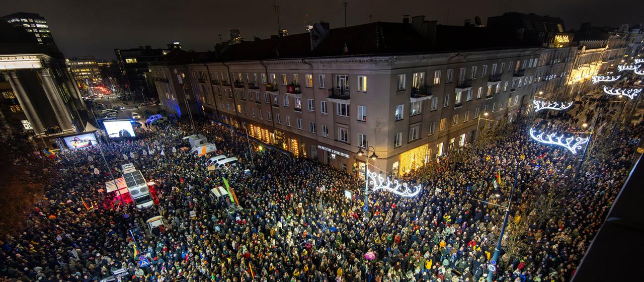 Menschen protestieren auf dem Unabhängigkeitsplatz vor dem Parlamentspalast in Vilnius, Litauen.