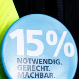 Anstecker mit der Forderung nach einer Lohnerhöhung um 15 Prozent