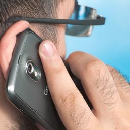 Ein Mann telefoniert mit einem Handy