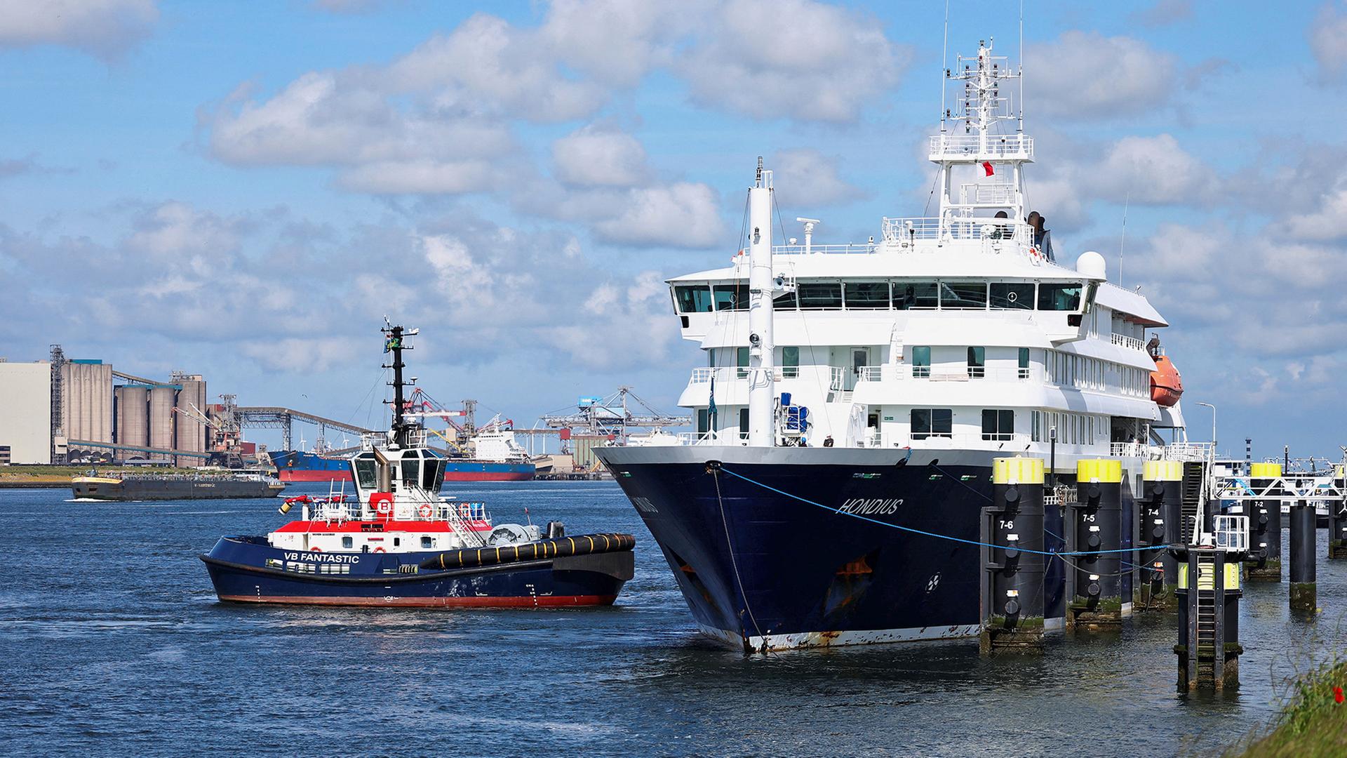 Das Kreuzfahrtschiff MV Hondius läuft im Hafen von Rotterdam ein. | REUTERS