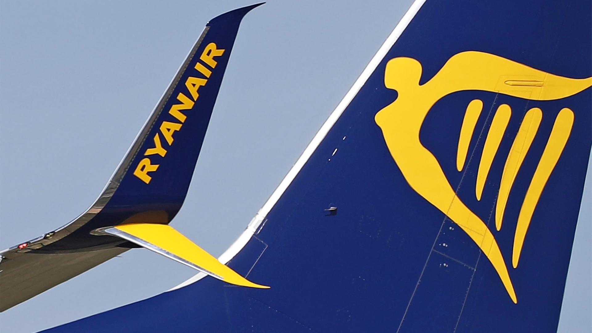 Ryanair-Logos auf dem Heck und den Flügelspitzen eines Flugzeuges. | picture alliance / NurPhoto