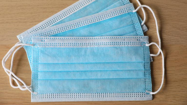 OP-Masken liegen auf einem Tisch