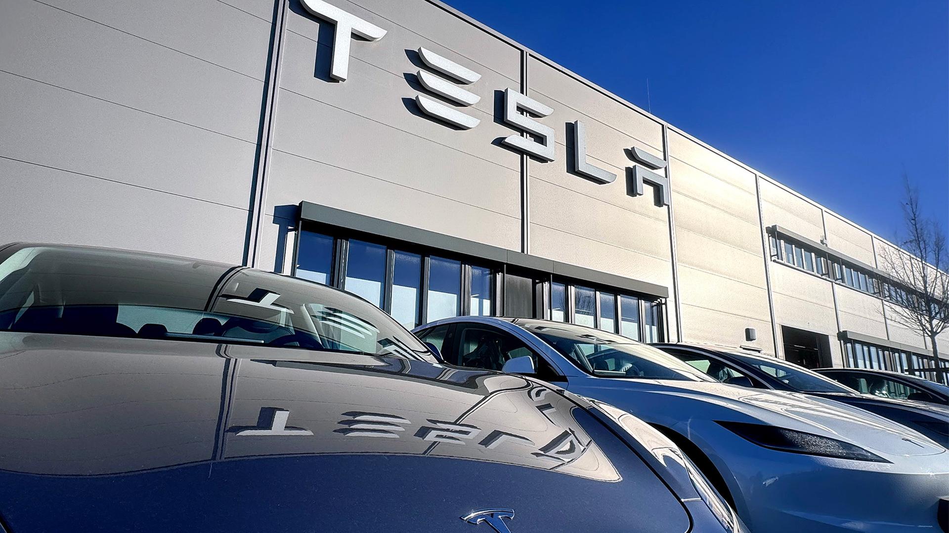 Tesla Fahrzeuge vor einem Autohaus. | picture alliance / SvenSimon